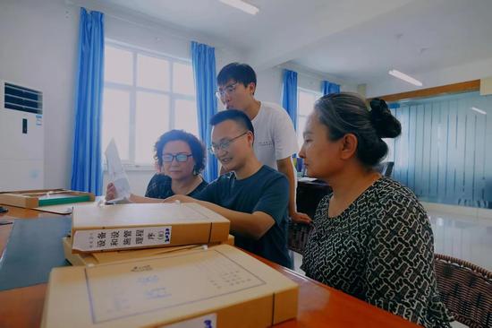 许均华同志在工作中。