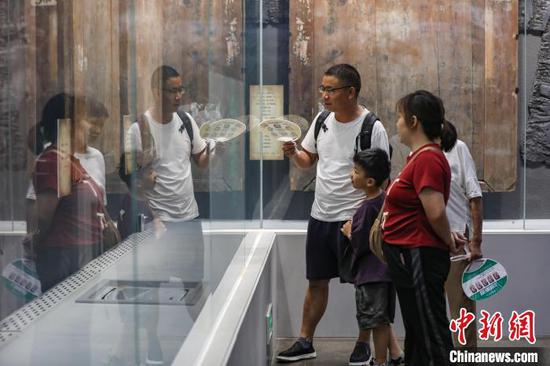 7月16日，游客在遵义会议纪念馆参观。暑假期间，位于贵州省遵义市红花岗区的遵义会议纪念馆游客络绎不绝。中新社记者 瞿宏伦 摄