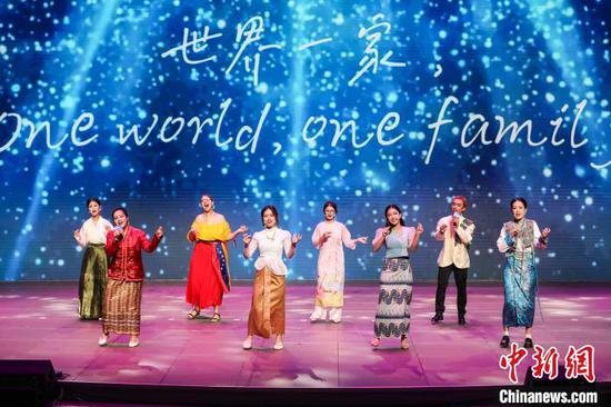7月15日,国际青年共同演绎中外友谊歌曲《世界一家》。 记者 瞿宏伦 摄 7月15日,国际青年共同演绎中外友谊歌曲《世界一家》。 记者 瞿宏伦 摄