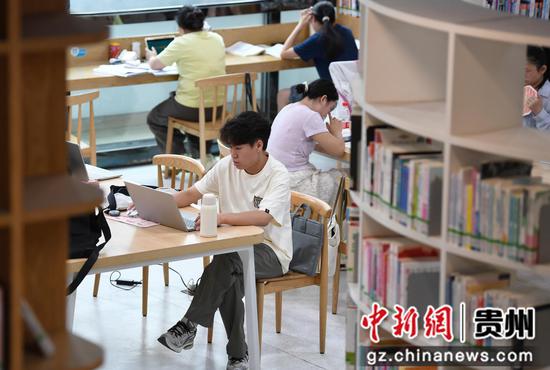 7月16日,学生们在贵阳市南明区图书馆内学习。 7月16日,学生们在贵阳市南明区图书馆内学习。