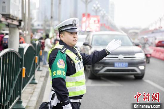 资料图：民警在路口执勤。安顺交警供图