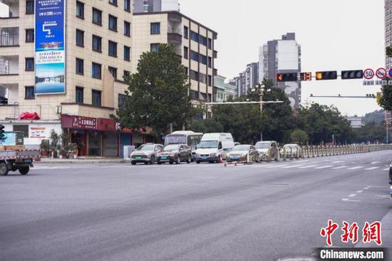 资料图：“微改造”后畅通有序的学院路路口。安顺交警供图