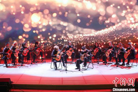 7月15日,国际吉他演奏大师莫勒联手遵义青年演奏家,使用正安吉他演奏歌曲《稻香》。 记者 瞿宏伦 摄 7月15日,国际吉他演奏大师莫勒联手遵义青年演奏家,使用正安吉他演奏歌曲《稻香》。 记者 瞿宏伦 摄