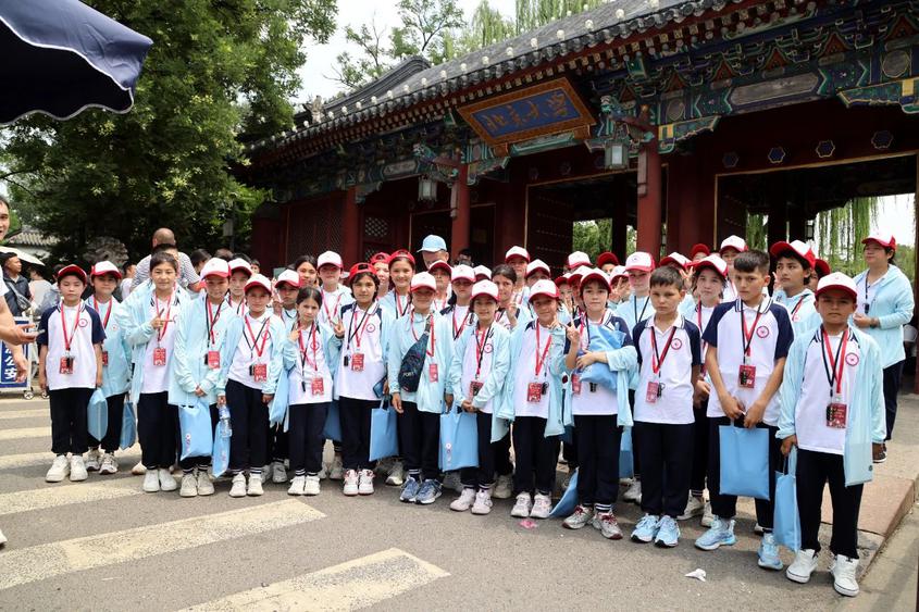 7月14日,“祖国情·中华行”浦莎青少年“手拉手”活动的50名师生先后前往北京大学和颐和园,开启了一场融合知识启迪与文化熏陶的精彩之旅。 7月14日,“祖国情·中华行”浦莎青少年“手拉手”活动的50名师生先后前往北京大学和颐和园,开启了一场融合知识启迪与文化熏陶的精彩之旅。
