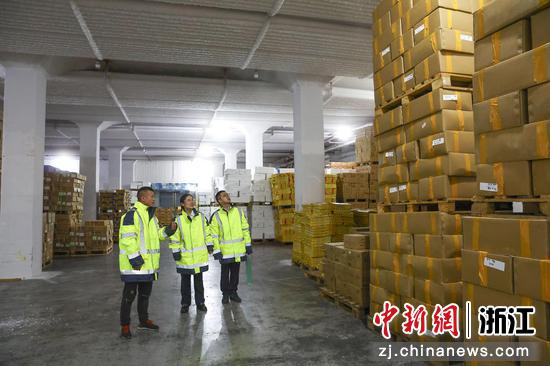 农行工作人员走访调研冷库。 杨衡 供图