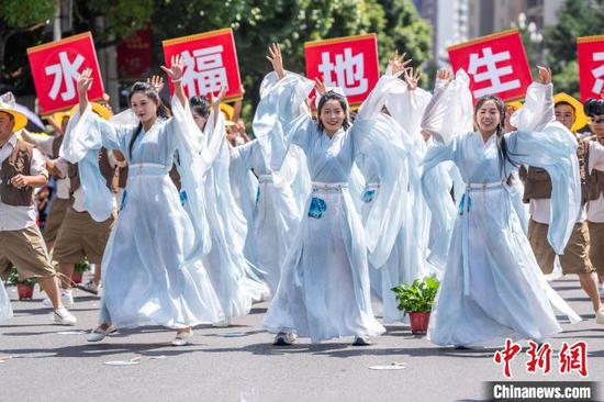 图为7月17日赫章县阿西里西大巡游活动现场。罗大富 摄 图为7月17日赫章县阿西里西大巡游活动现场。罗大富 摄