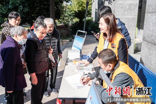 浙能燃气上虞公司组织开展“党员进小区、入楼道、联用户”活动。 陆思伊 摄