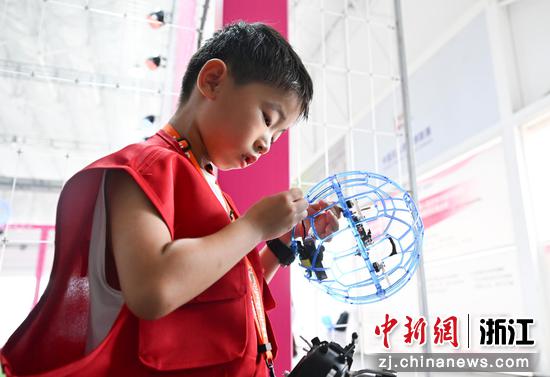 图为:小朋友赛前准备无人机足球。中新社记者 王刚 摄