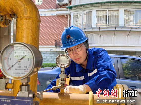 “浙能工匠”杜章樑检查小区燃气调压柜运行情况。 陆思伊 摄