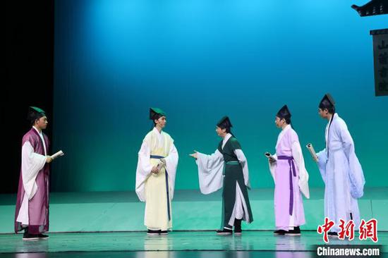 7月16日晚，话剧《大儒孙应鳌》在贵州贵阳演出现场。莫海艺供图