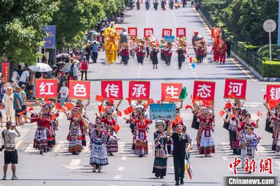 图为7月17日赫章县阿西里西大巡游活动现场。罗大富 摄 图为7月17日赫章县阿西里西大巡游活动现场。罗大富 摄