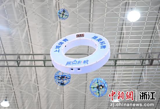 图为:无人机足球在空中球门附近穿梭。中新社记者 王刚 摄