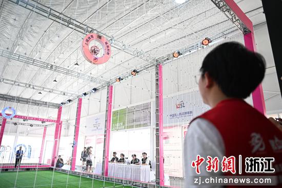图为:选手操控无人机足球进行空中对抗。中新社记者 王刚 摄