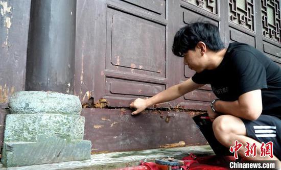 图为文保人员查看受损的木构建筑。应腾 摄 图为文保人员查看受损的木构建筑。应腾 摄