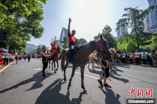 图为7月17日赫章县阿西里西大巡游活动现场。罗大富 摄 图为7月17日赫章县阿西里西大巡游活动现场。罗大富 摄