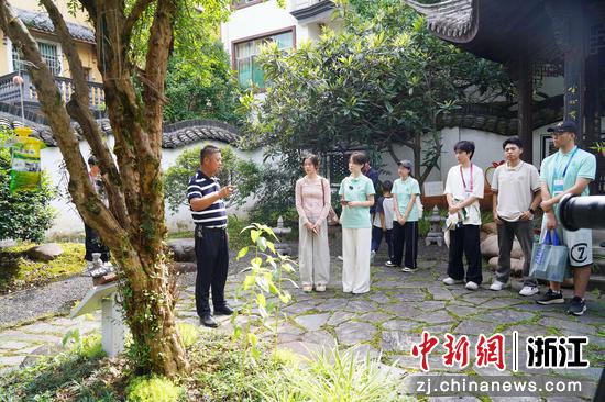 近日，浙江农林大学在各地寻访古树名木。（浙江农林大学供图）