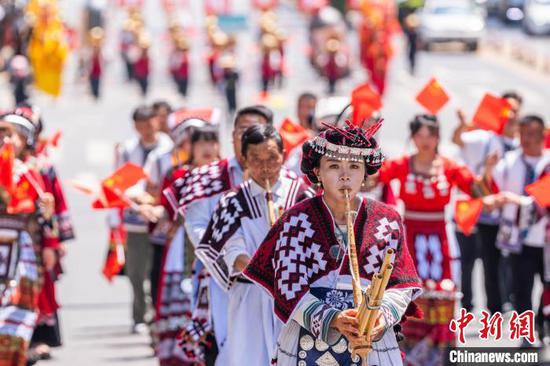 图为7月17日赫章县阿西里西大巡游活动现场。罗大富 摄 图为7月17日赫章县阿西里西大巡游活动现场。罗大富 摄