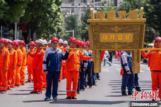 图为7月17日赫章县阿西里西大巡游活动现场。罗大富 摄 图为7月17日赫章县阿西里西大巡游活动现场。罗大富 摄
