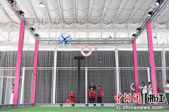 图为:多个无人机足球开展空中对抗。中新社记者 王刚 摄