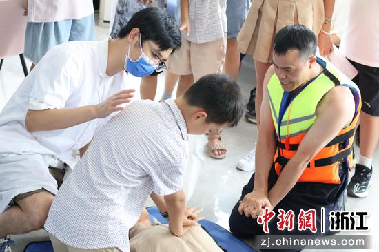 当地卫生院医护人员教市民心肺复苏术的正确操作方法。（金华市公安局婺城分局供图）