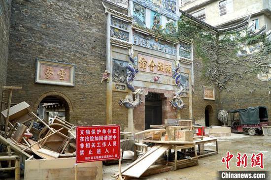 图为正在进行清淤工作的两湖会馆。应腾 摄 图为正在进行清淤工作的两湖会馆。应腾 摄