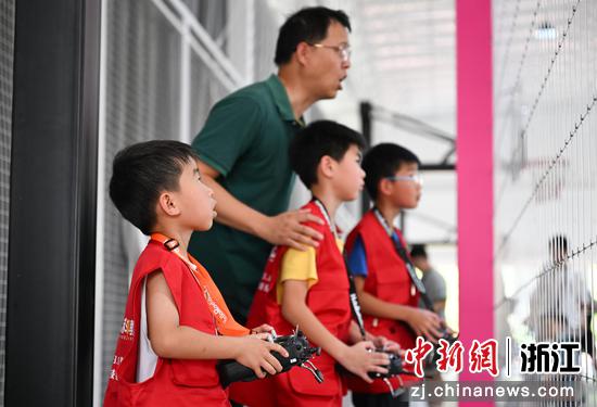 图为:小朋友操控无人机足球。中新社记者 王刚 摄