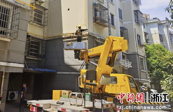 浙能燃气上虞公司积极推进老旧小区改造工作，让更多居民用上安全、便捷的天然气。 王帅征 摄