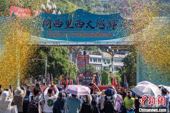 图为7月17日在赫章县拍摄的阿西里西大巡游开幕现场。罗大富 摄 图为7月17日在赫章县拍摄的阿西里西大巡游开幕现场。罗大富 摄