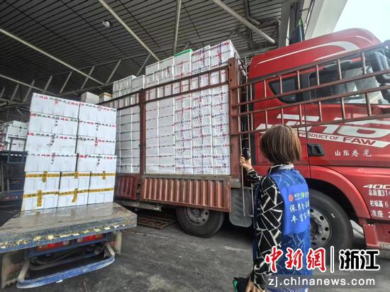 工作人员对绿通车辆进行通行查验。浙高运公司 供图 工作人员对绿通车辆进行通行查验。浙高运公司 供图