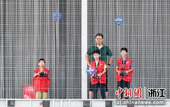 图为:三名小朋友操控无人机足球。中新社记者 王刚 摄