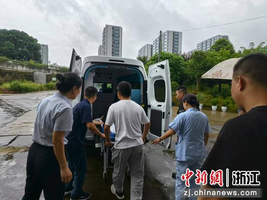 旅客转运就医。金温铁道公司 供图 旅客转运就医。金温铁道公司 供图