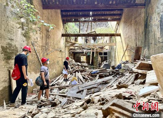 图为文物调查组进入垮塌的广庆宾馆内部,对所存的建筑结构进行测绘。应腾 摄 图为文物调查组进入垮塌的广庆宾馆内部,对所存的建筑结构进行测绘。应腾 摄