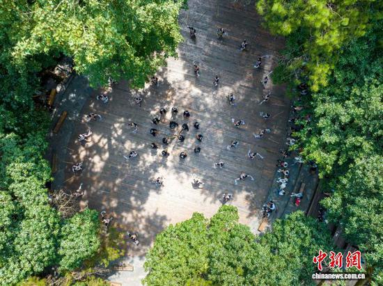 图为岜沙苗寨的村民为游客表演民族舞蹈。吴德军 摄 图为岜沙苗寨的村民为游客表演民族舞蹈。吴德军 摄