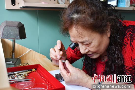 修表师周幼琼。(招宝山街道供图) 修表师周幼琼。(招宝山街道供图)