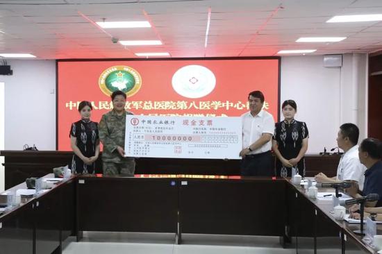 中国人民解放军总医院第八医学中心向于田县捐赠1000万元帮扶资金。阿依奴尔 摄2