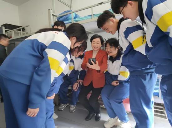 张秀燕来到天津市崇化中学看望新疆高中班的孩子们。（资料图）