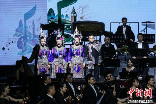 图为侗歌与乐队《吃新》。中新社记者 瞿宏伦 摄