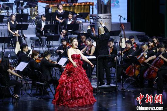 图为旅英女高音歌唱家王蓓蓓在演唱咏叹调《你那颗冰冷的心》。中新社记者 瞿宏伦 摄