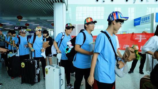 天津市青少年篮球、排球运动员及教练抵达和田。