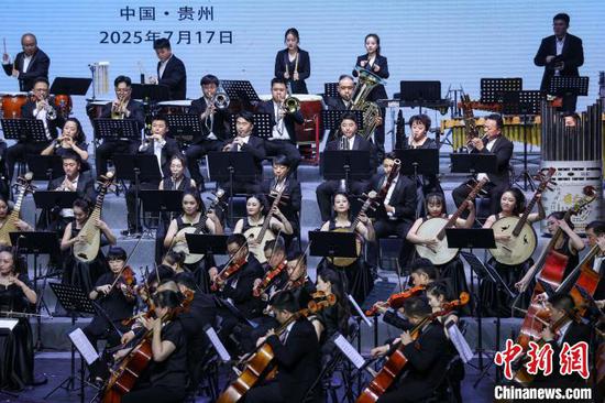 图为多彩贵州艺术团合奏《四大名著组曲》。中新社记者 瞿宏伦 摄
