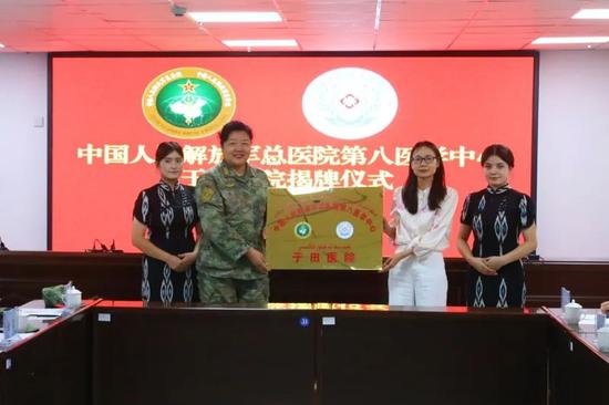 授牌仪式现场。阿依奴尔 摄