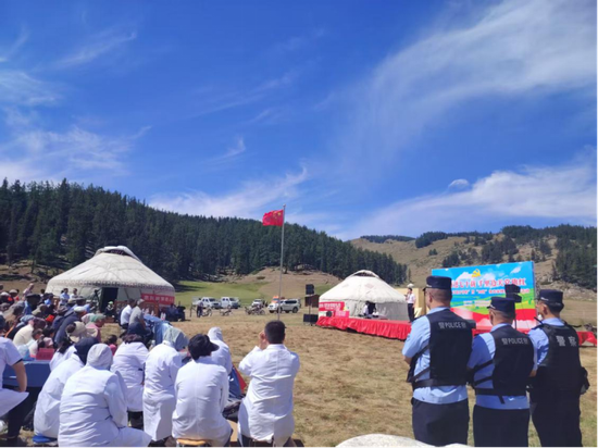 7月16日,萨尔托海边境派出所民警维护现场秩序。
