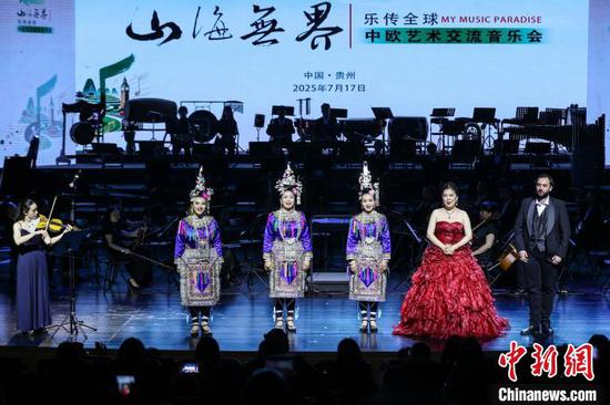 图为中欧歌唱家在合唱歌曲《斯卡布罗集市》。中新社记者 瞿宏伦 摄