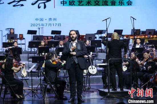 图为来自英国的男高音汤姆·利奇利在演唱歌曲《这个或那个》。中新社记者 瞿宏伦 摄