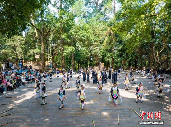图为岜沙苗寨的村民为游客表演民族舞蹈。吴德军 摄 图为岜沙苗寨的村民为游客表演民族舞蹈。吴德军 摄
