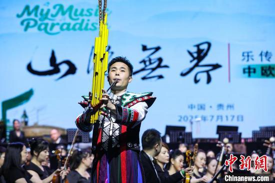 图为多彩贵州艺术团芦笙木叶与乐队合奏《乡音恋歌》。中新社记者 瞿宏伦 摄