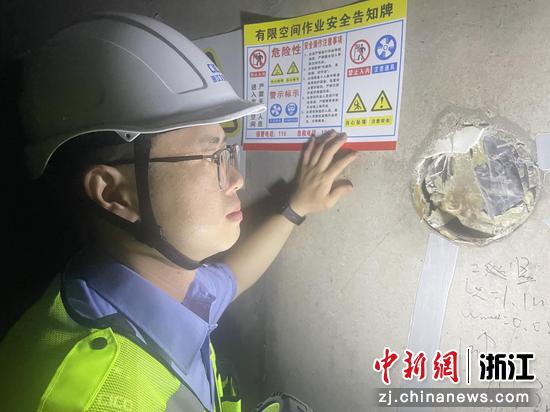 陈伊迪正在检查钢梁结构。浙江交通集团 供图 陈伊迪正在检查钢梁结构。浙江交通集团 供图