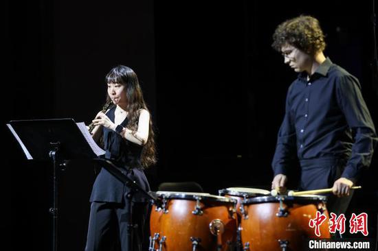 图为艺术团双簧管演奏员韩宸宸和英国打击乐手博格丹·斯克里普卡合作演奏《极少的宁静》。中新社记者 瞿宏伦 摄