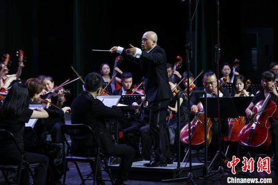 图为贵州省民族乐团团长龙国洪在指挥艺术团演奏《黑神话：悟空》。中新社记者 瞿宏伦 摄