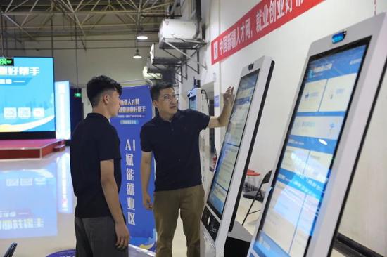 求职者通过AI精准匹配岗位。 胡礼政 摄